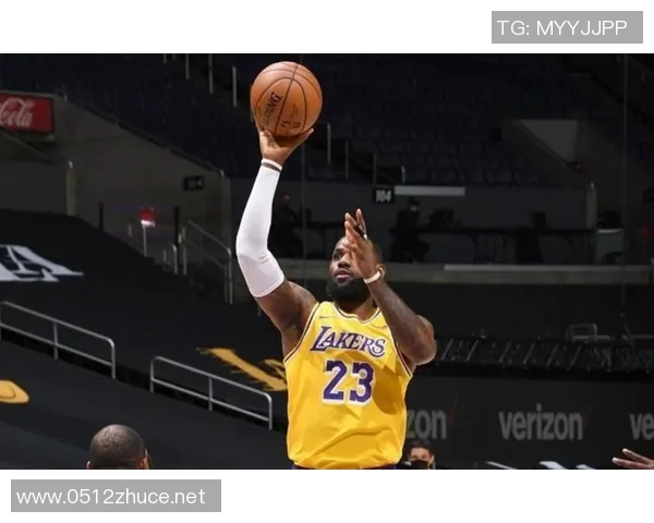 多尔特弧顶出手 超远三分压哨入框 多尔特弧顶出手 超远三分压哨入框