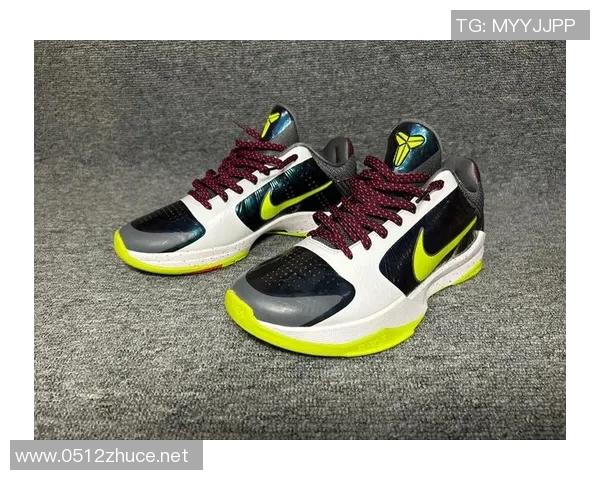 再次致敬！库里上脚这双「科比正代」！